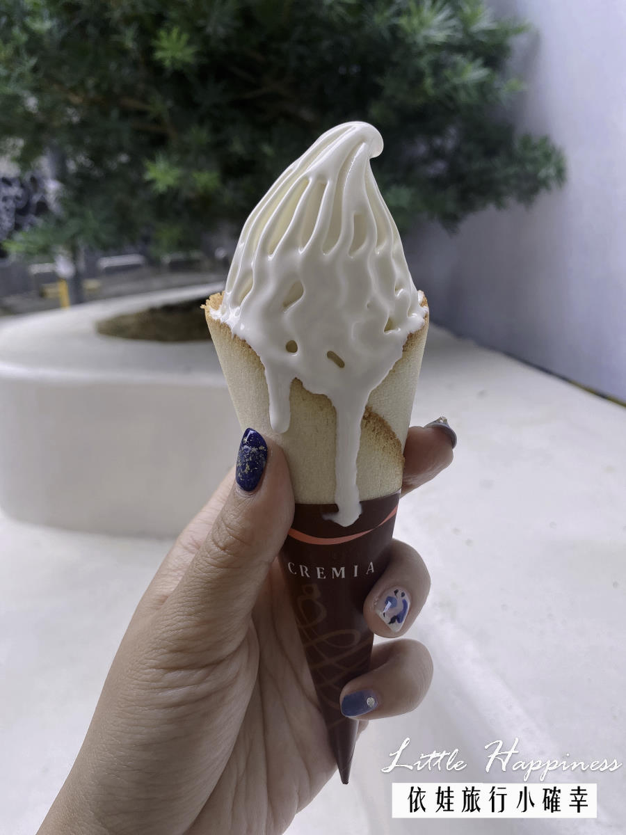 信義區甜點 | 日本Cremia來台灣囉！稱霸北海道50年的冰淇淋之神，超濃郁香草口味加上貓舌蛋筒的幸福。