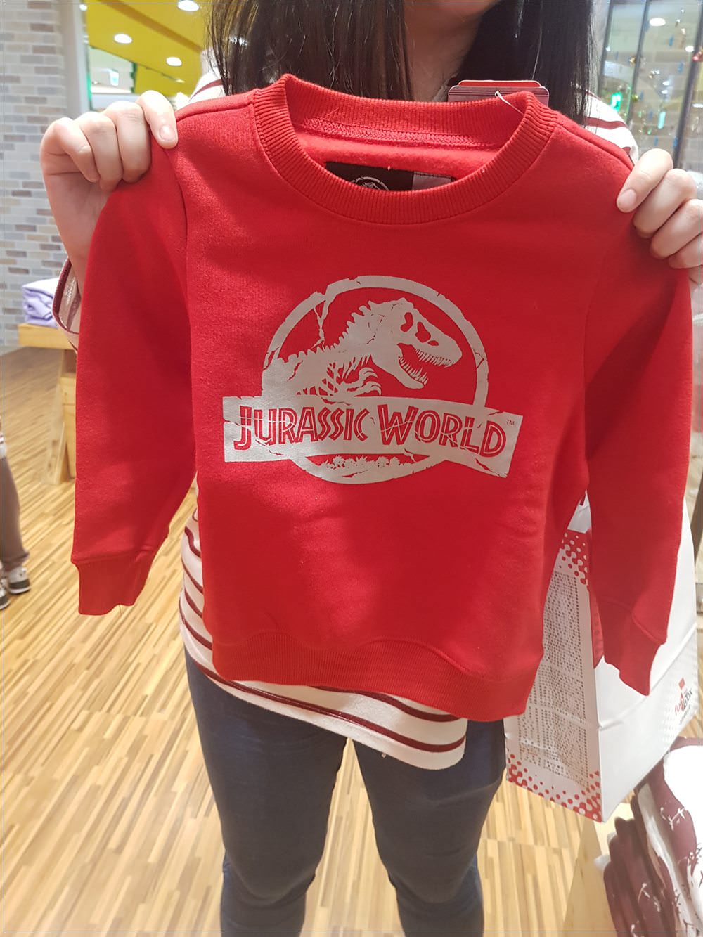 在拍手買了侏羅紀公園的恐龍童裝，一件250元超划算