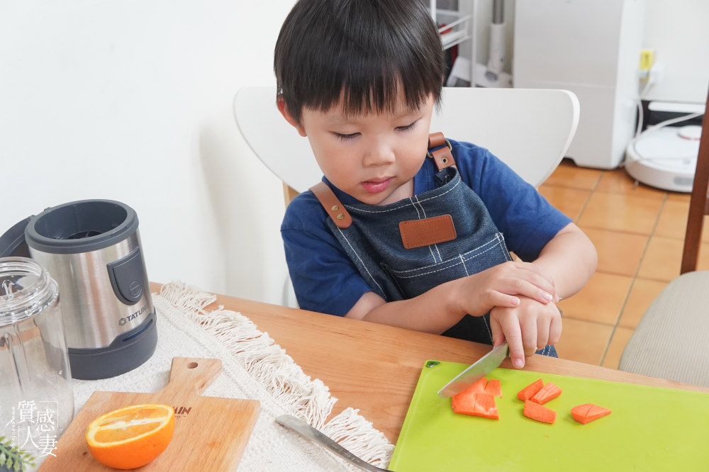 大同多功能食物調理機開箱，讓小孩親手做料理，打發疫情停課在家好工具，分享養顏果汁與蒜頭百菇雞湯(TJC-F200A7)
