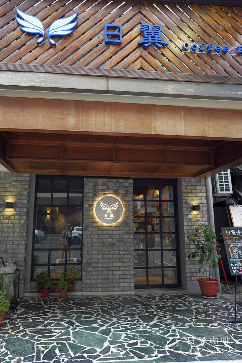 中山國中站不限時咖啡廳 | Google評論4.9顆星的日翼咖啡，白天為咖啡廳，晚上變身華麗酒吧，推薦一定要體驗的天使卡占卜算命咖啡，提供對人生迷惘的指引