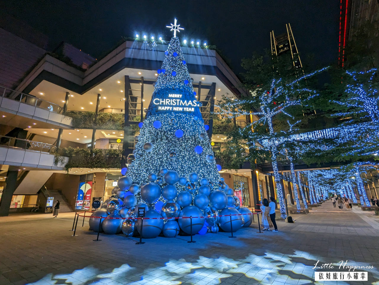 2022台北信義區聖誕樹點燈囉! 新光三越17米銀白聖誕樹，定時音樂燈光秀加上白色飄雪，浪漫滿分！