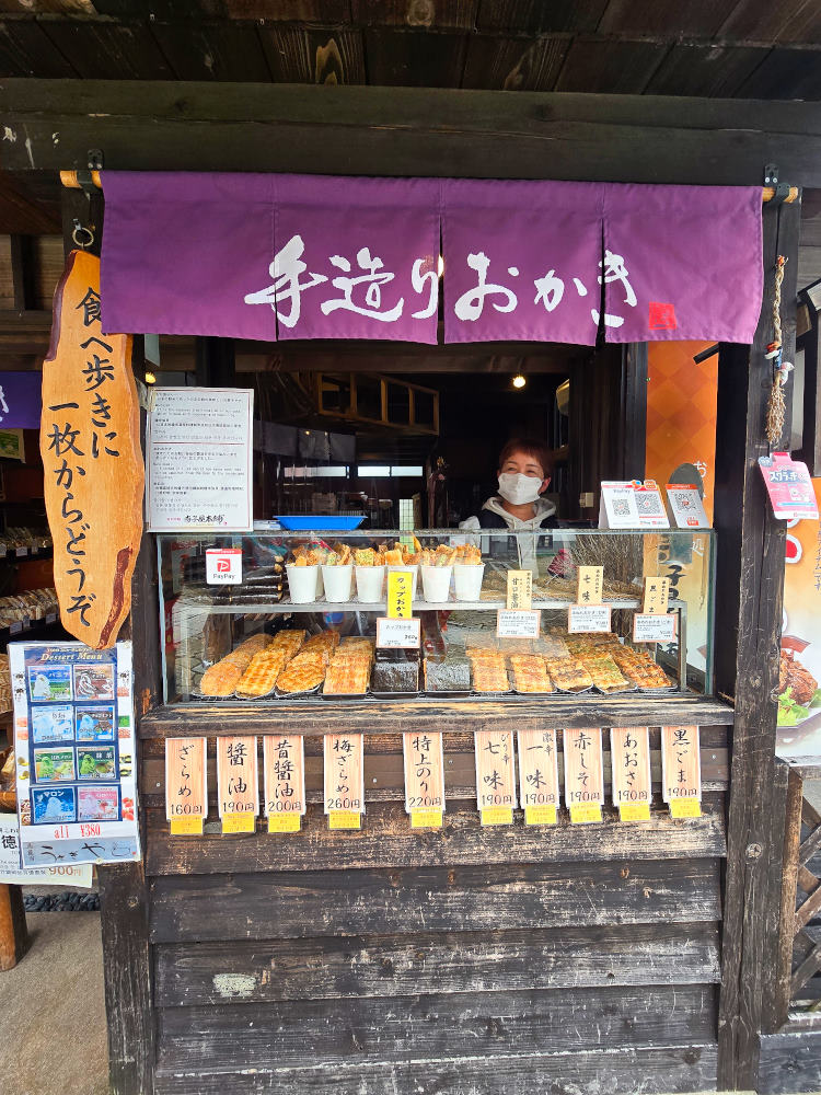 馬籠宿必吃美食：Usagiyaうさぎや仙貝餅乾，烤醬油香的香脆餅乾伴手禮