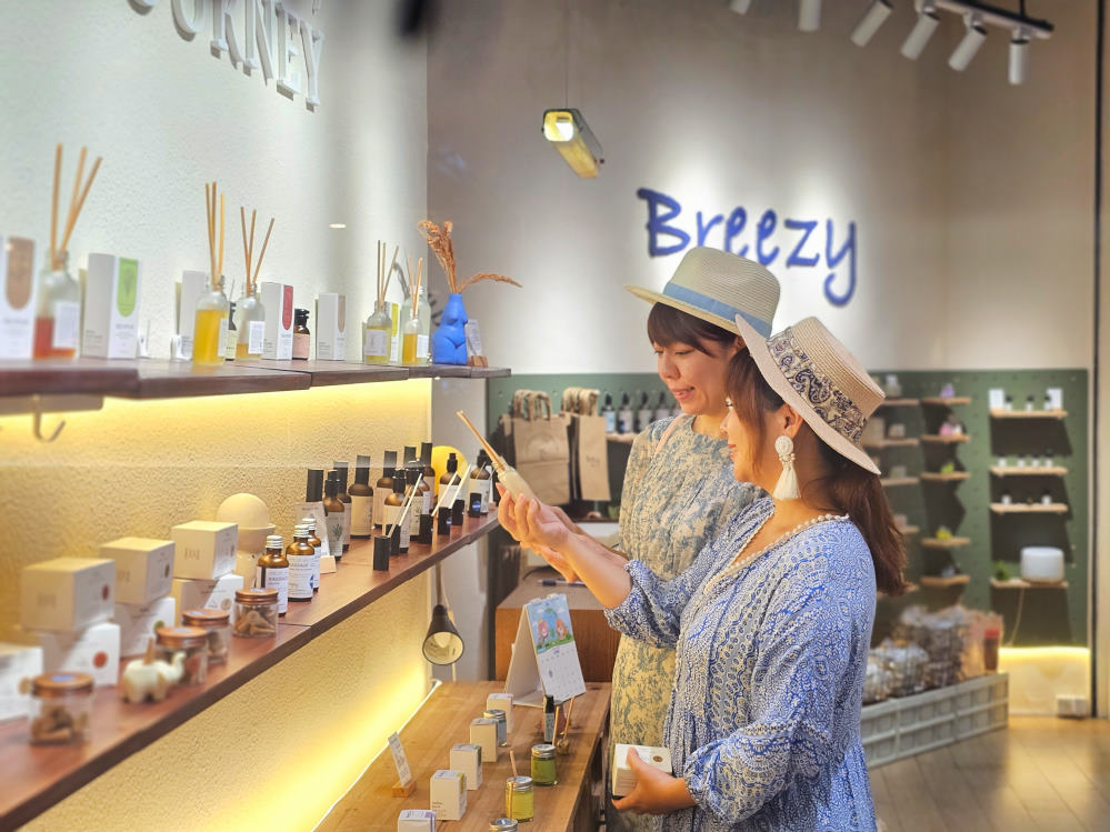 泰國曼谷必買伴手禮推薦，在地設計師香氛品牌「Breezy 」文青青草膏、大象塔香、大豆蠟燭、擴香，位於Terminal 21