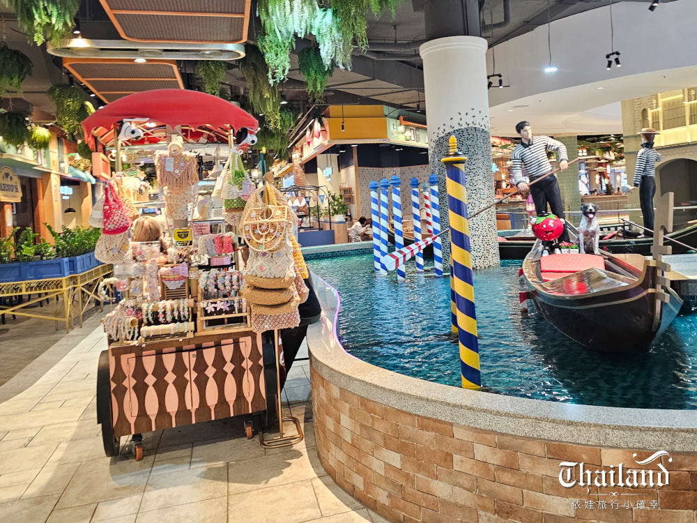 泰國曼谷最新開幕「Terminal 21拉瑪3購物商場」 (Terminal 21 Rama 3)成為網美拍照景點，環遊世界主題設計連廁所都浮誇好拍，還能搭上河輪夜訪昭披耶河