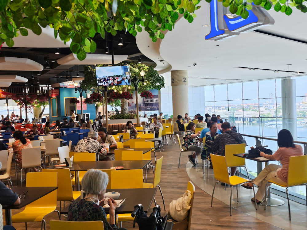 泰國曼谷最新開幕「Terminal 21拉瑪3購物商場」 (Terminal 21 Rama 3)成為網美拍照景點，環遊世界主題設計連廁所都浮誇好拍，還能搭上河輪夜訪昭披耶河
