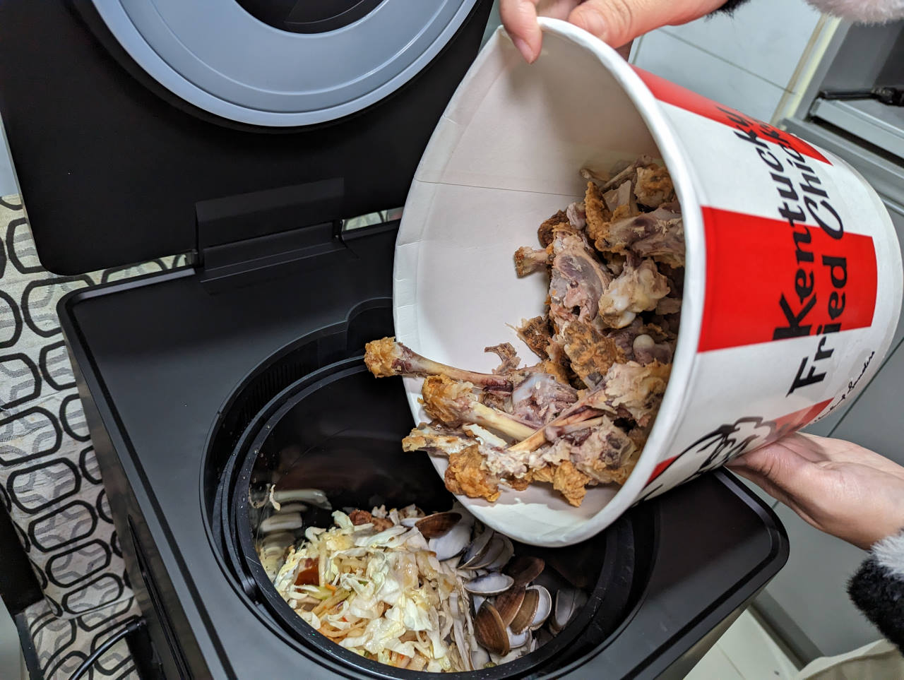 「GPLUS 廚餘達人」家用廚餘乾燥機開箱心得，一鍵處理乾燥研磨減少90%廚餘體積，還有懶人自動清洗功能，分享挑選廚餘處理機優點、缺點、後悔重點大整理(GP-KW01)