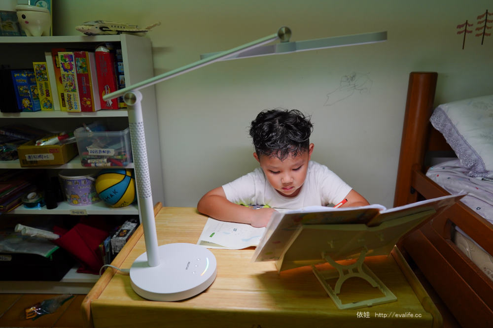 喜光SYLSTAR LED全光譜護眼檯燈－樂芙白評價，眼科診所推薦兒童專用抑制藍光，呵護愛看書、寫功課的孩子