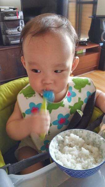 [寶寶]幫新手爸媽度過副食品時期~三款嬰兒餐具比較與推薦：boon 可彎湯匙/boon擠壓式餵食器/阿卡將Edison米奇叉匙組