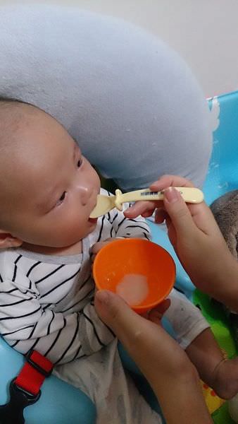 [寶寶]幫新手爸媽度過副食品時期~三款嬰兒餐具比較與推薦：boon 可彎湯匙/boon擠壓式餵食器/阿卡將Edison米奇叉匙組
