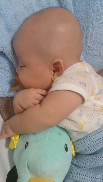 寶寶自行入睡分享-包巾 奶嘴 側睡 好睡環境