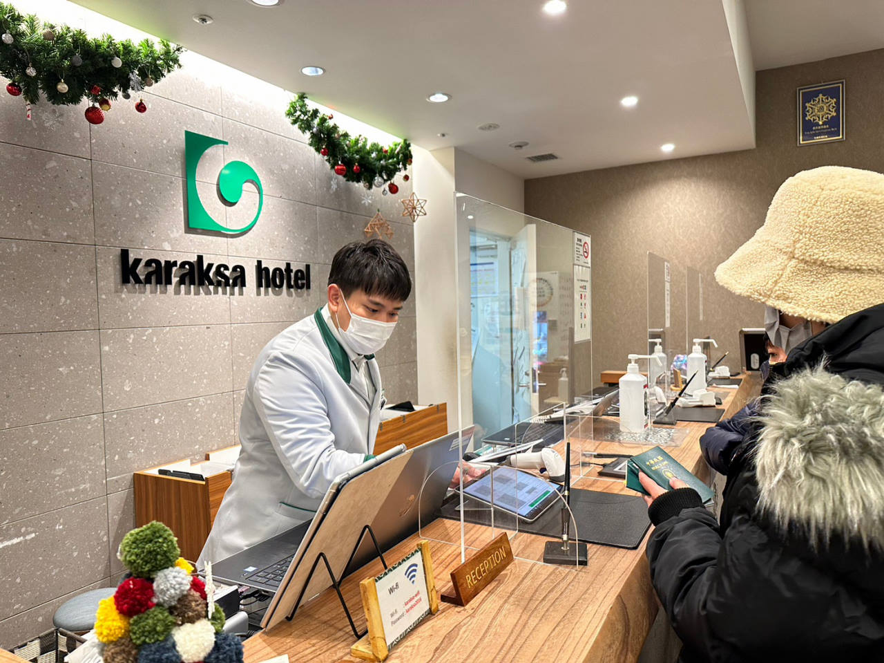 札幌住宿推薦，北海道唐草飯店Karaksa Hotel Sapproro，在狸小路上超方便逛街買藥妝，還有登別溫泉大浴場好讚