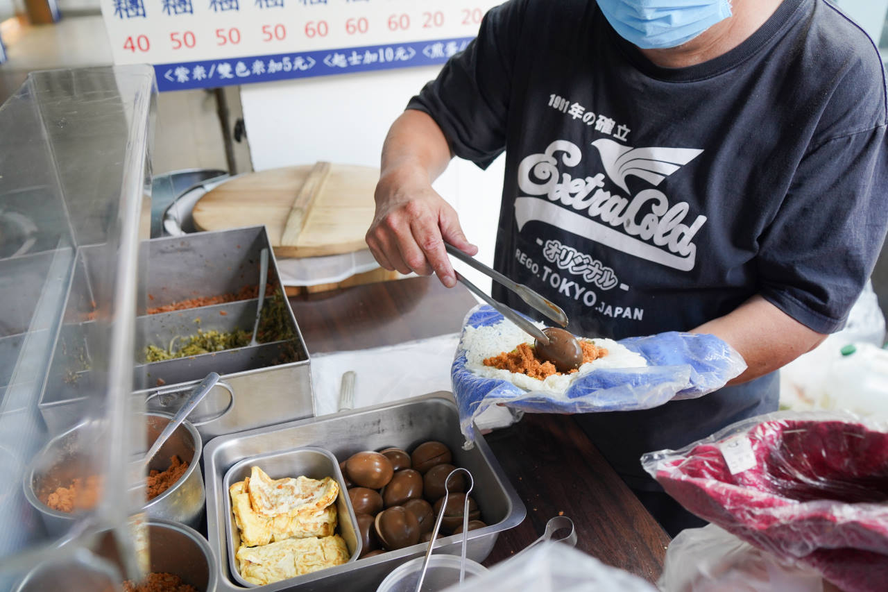中山捷運站早餐推薦，朱媽媽傳統飯糰便宜又好吃，雙色雙蛋飯糰很少見