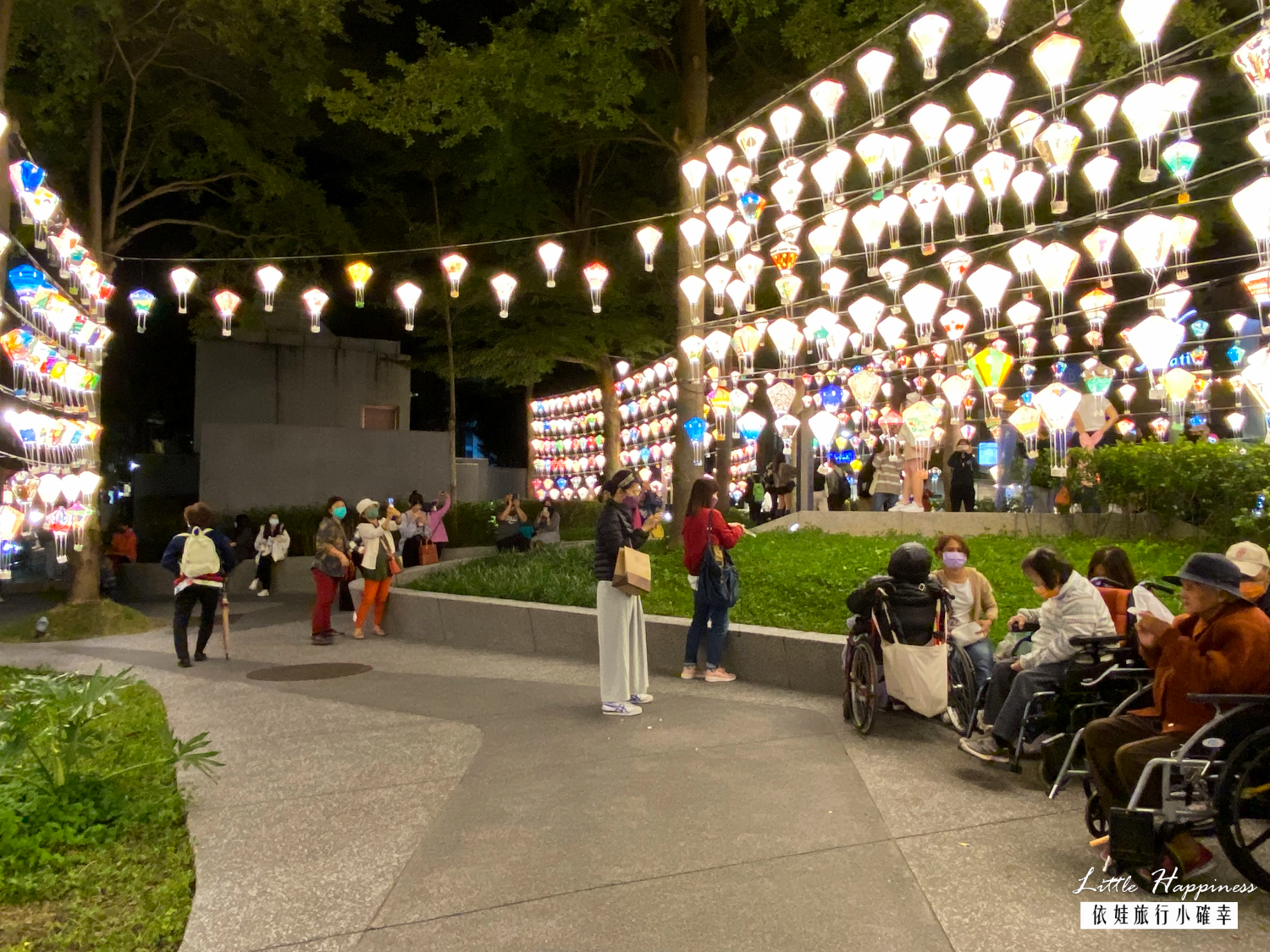 中山站心中山線形公園燈海市集，超過1000顆彩繪熱氣球燈海隧道好浪漫，每晚六點亮燈
