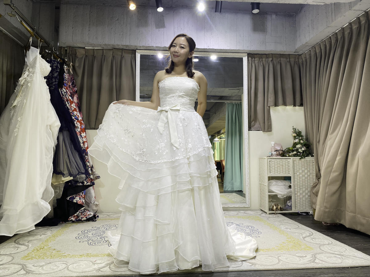 伊頓自助婚紗評價 | 台北全家福拍攝推薦，價格透明，電子檔全給，挑禮服全紀錄