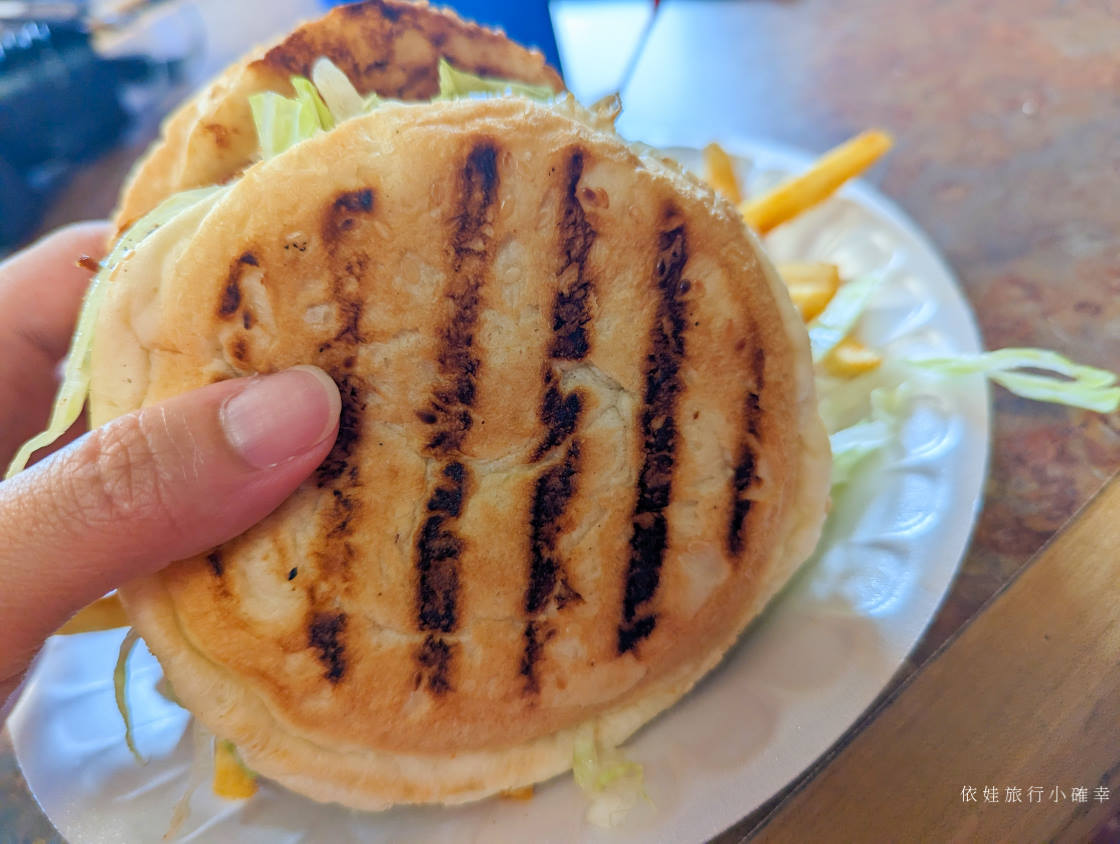 關島平價美食推薦Meskla DOS，被票選為關島最好吃的漢堡，推薦墨魚汁蝦堡（內附菜單）