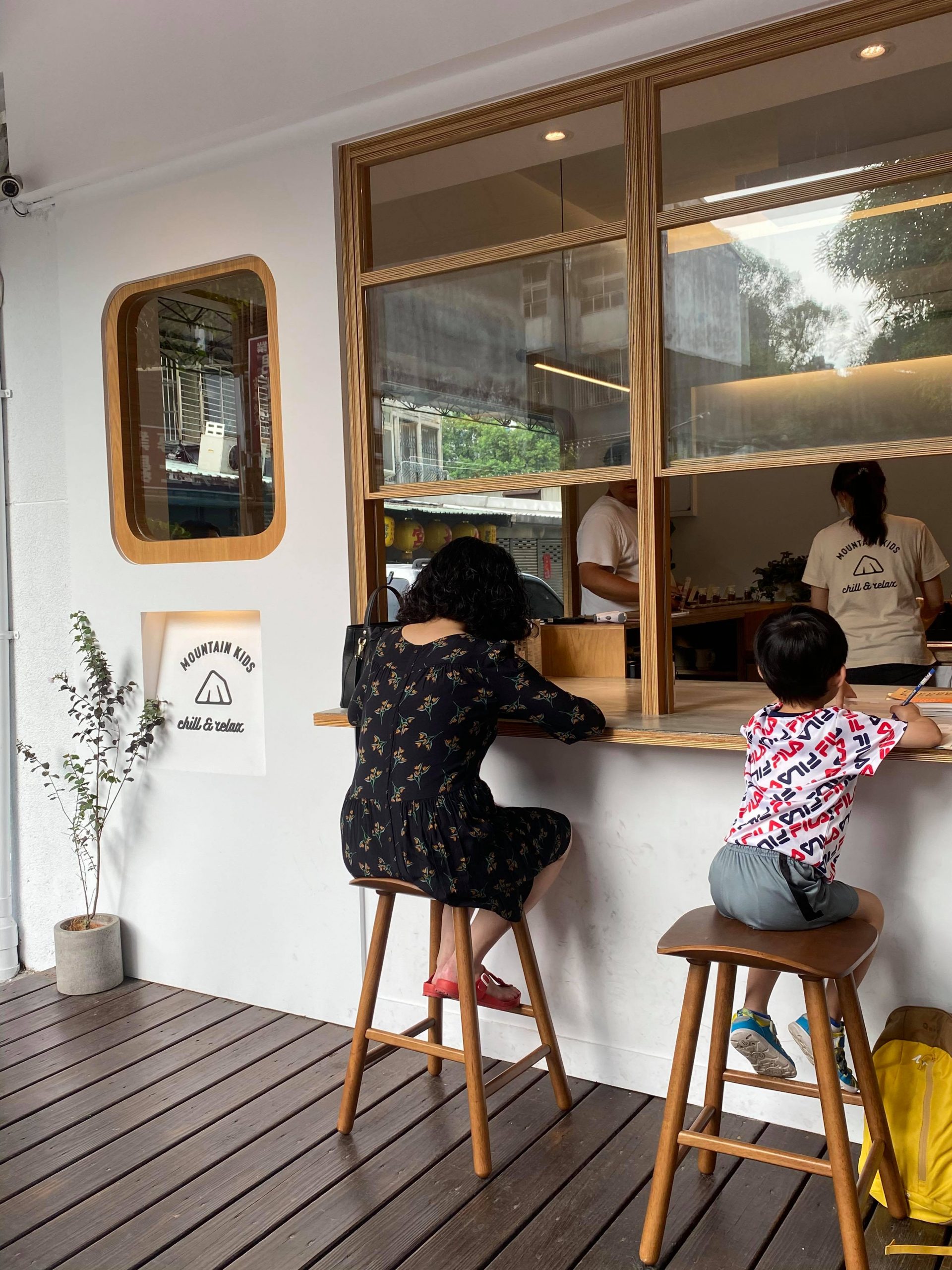 【六張犁】MKCR / Mountain Kids Coffee Roaster 山小孩咖啡二店，咖啡香味迴盪在純白與樸木間的美好