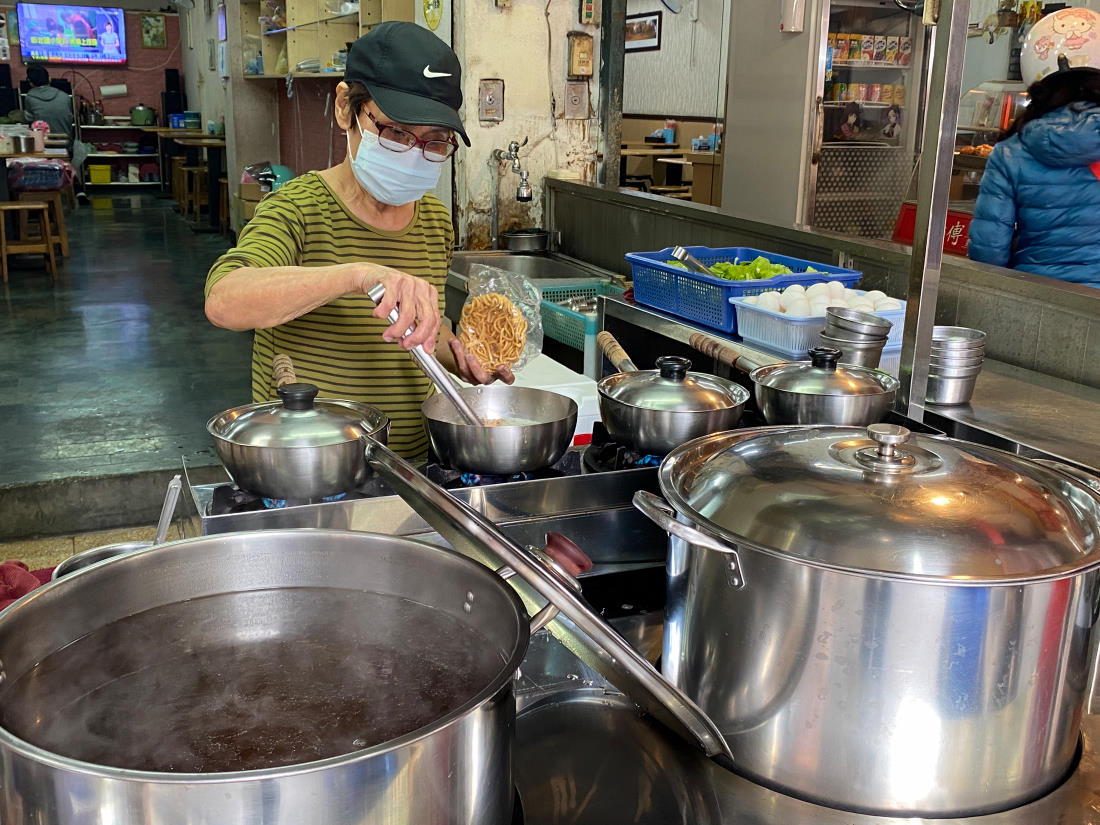 六張犁銅板美食| 陳記海鮮鍋燒麵，位於安居街的平民美食老店，回味台南的意麵風味