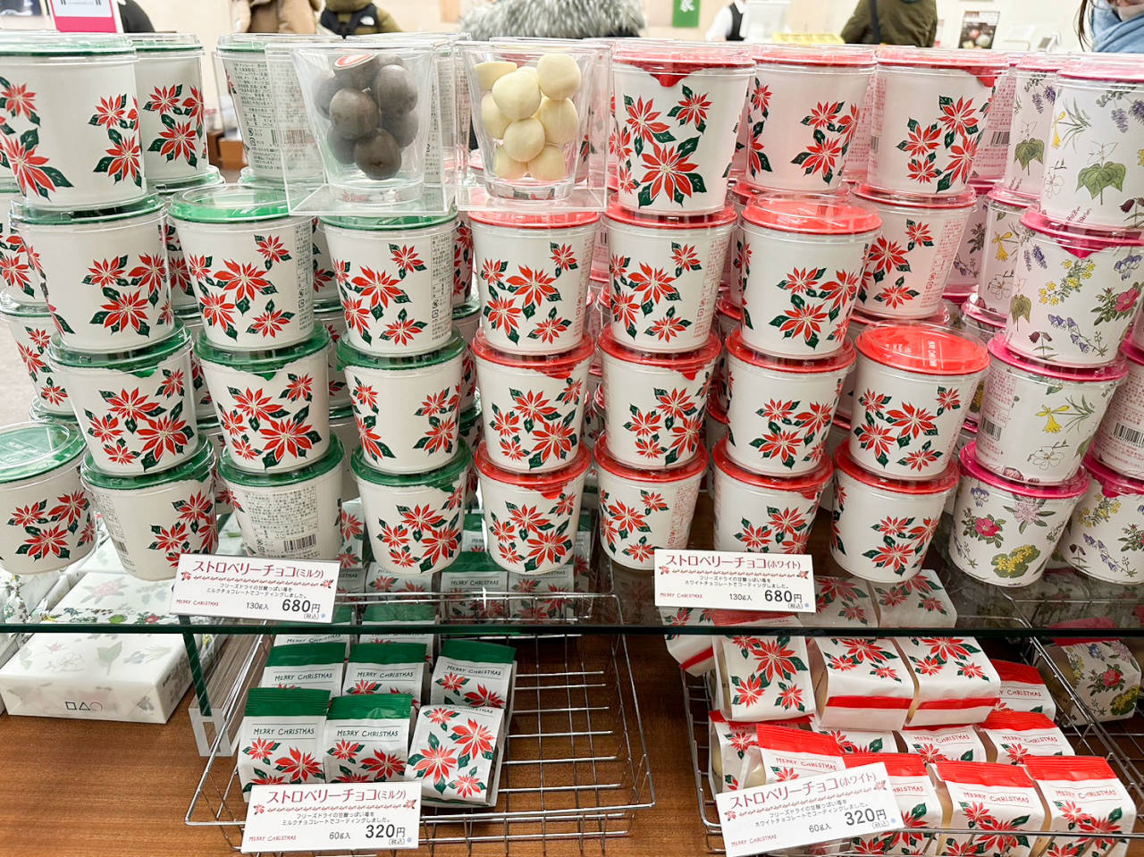 北海道六花亭札幌本店，必買四大天王不可錯過，這間還有喫茶室餐廳吃蛋糕，還有期間限定草莓甜點