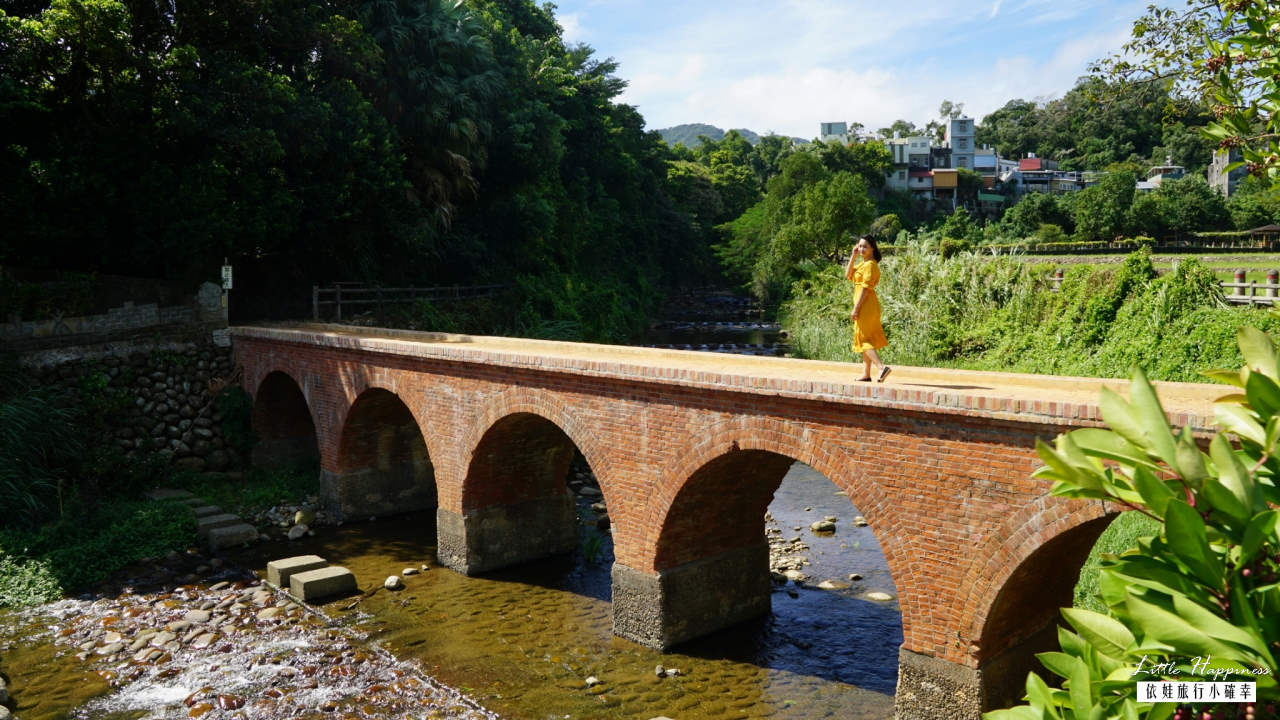 大平紅橋，桃園龍潭熱門打卡景點，歷史悠久的百年古橋，還可以來這玩水喔！