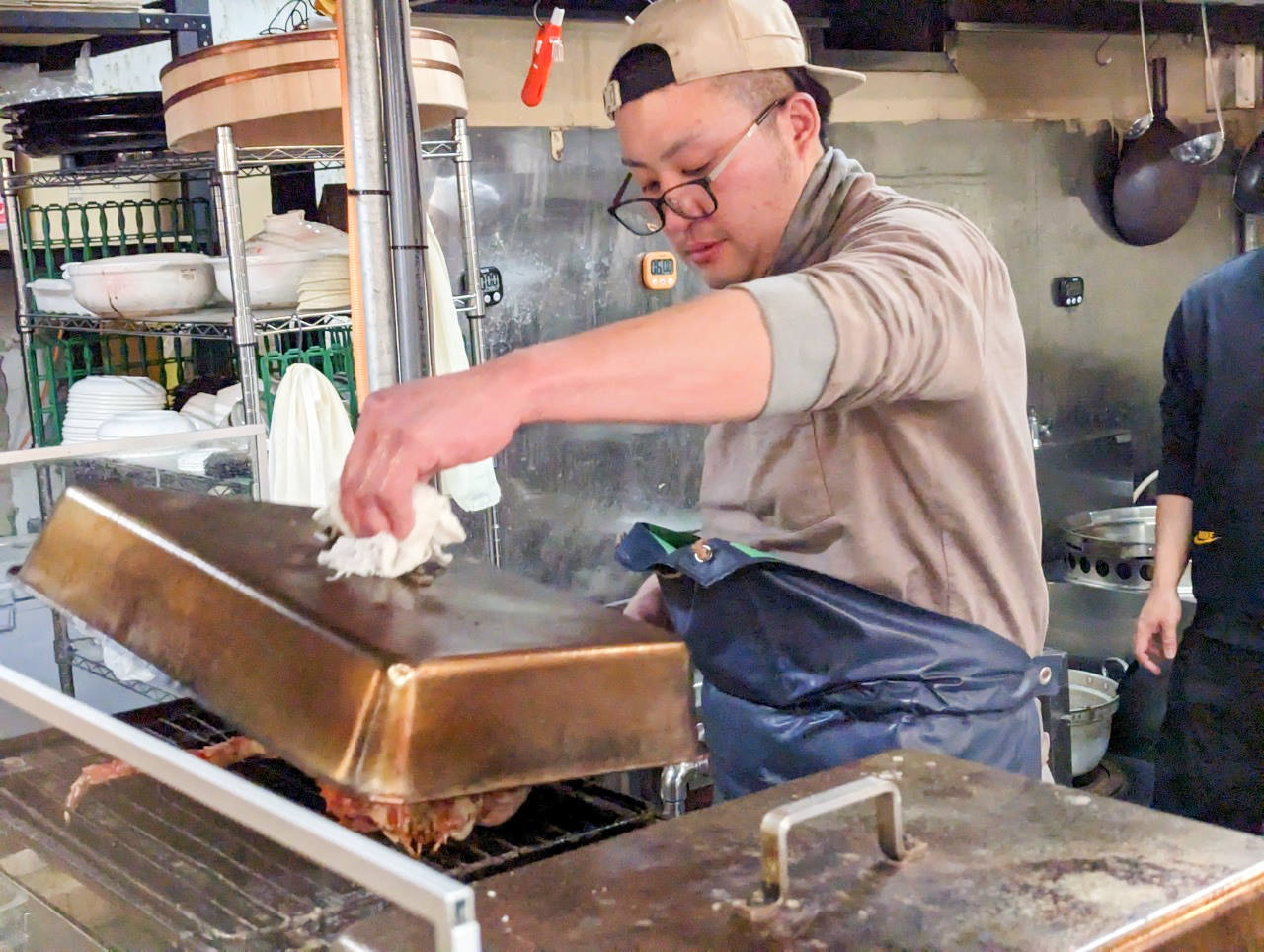 小樽三角市場美食景點，必吃海鮮丼、帝王蟹、鱈場蟹，惠比壽櫻餐廳有中文人員超親切，桌邊服務切螃蟹