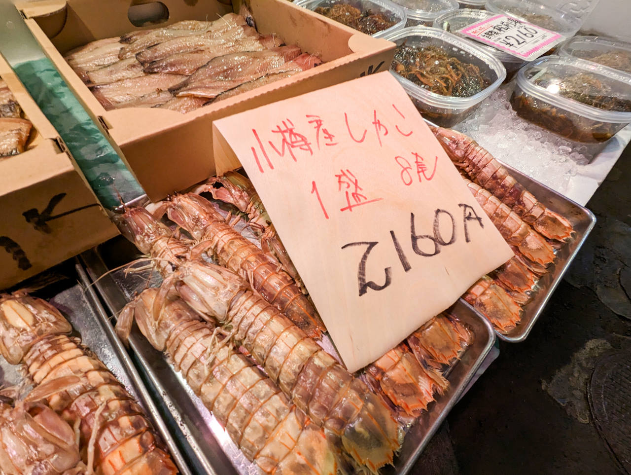 小樽三角市場美食景點，必吃海鮮丼、帝王蟹、鱈場蟹，惠比壽櫻餐廳有中文人員超親切，桌邊服務切螃蟹