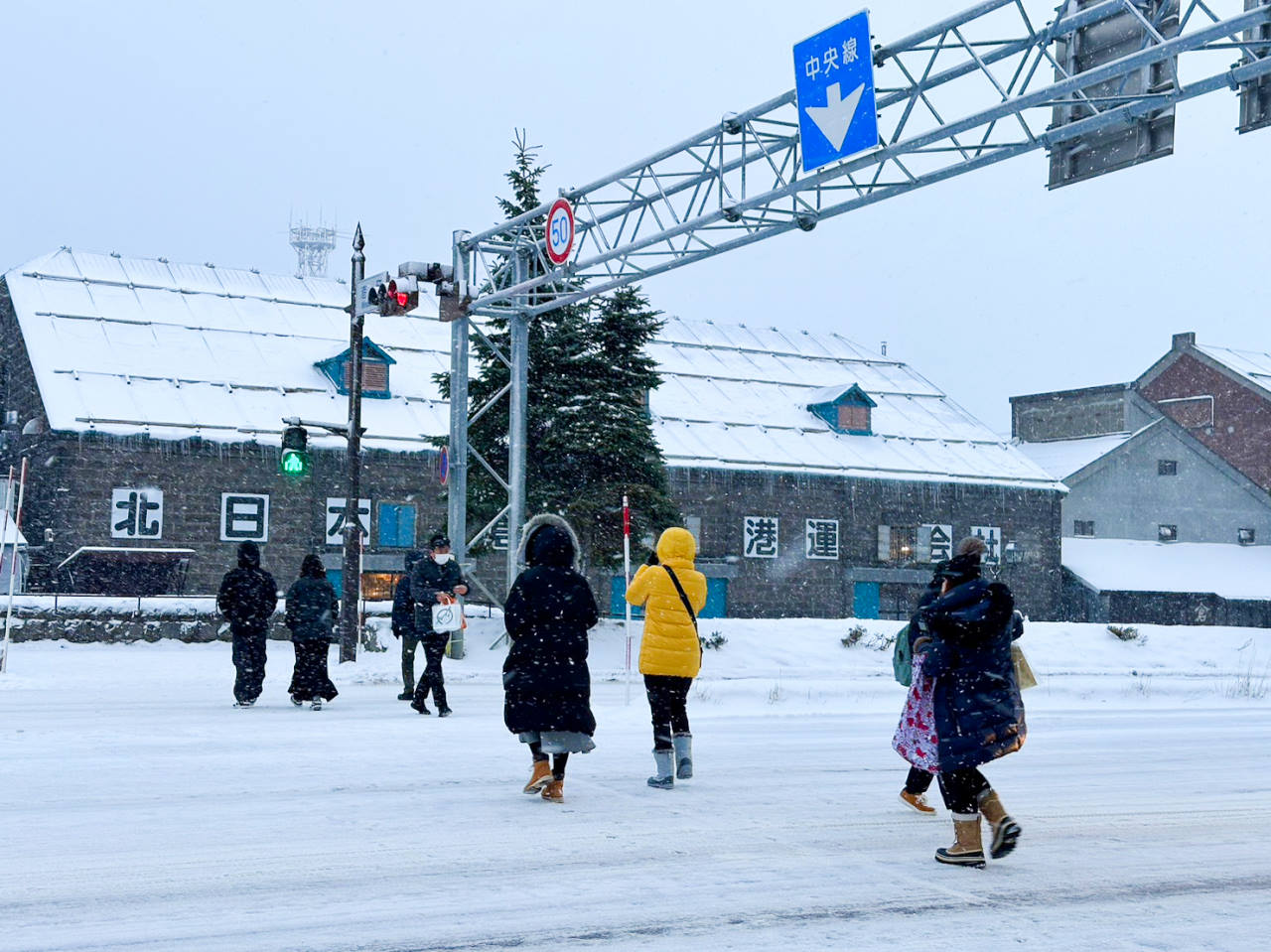 小樽運河一日遊行程，下雪的浪漫點燈，散步堺町通商店街浪漫街道購買精緻伴手禮