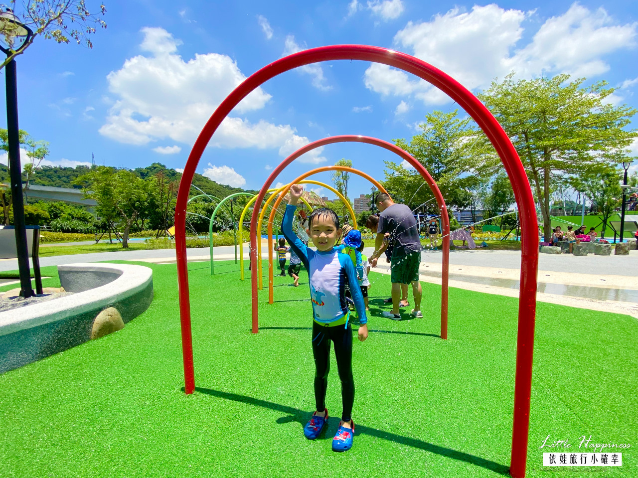 新店陽光運動公園，超好玩水陸空兒童遊戲區介紹，春天賞櫻，夏日免費玩水，還有天空吊橋、攀爬網與溜滑梯