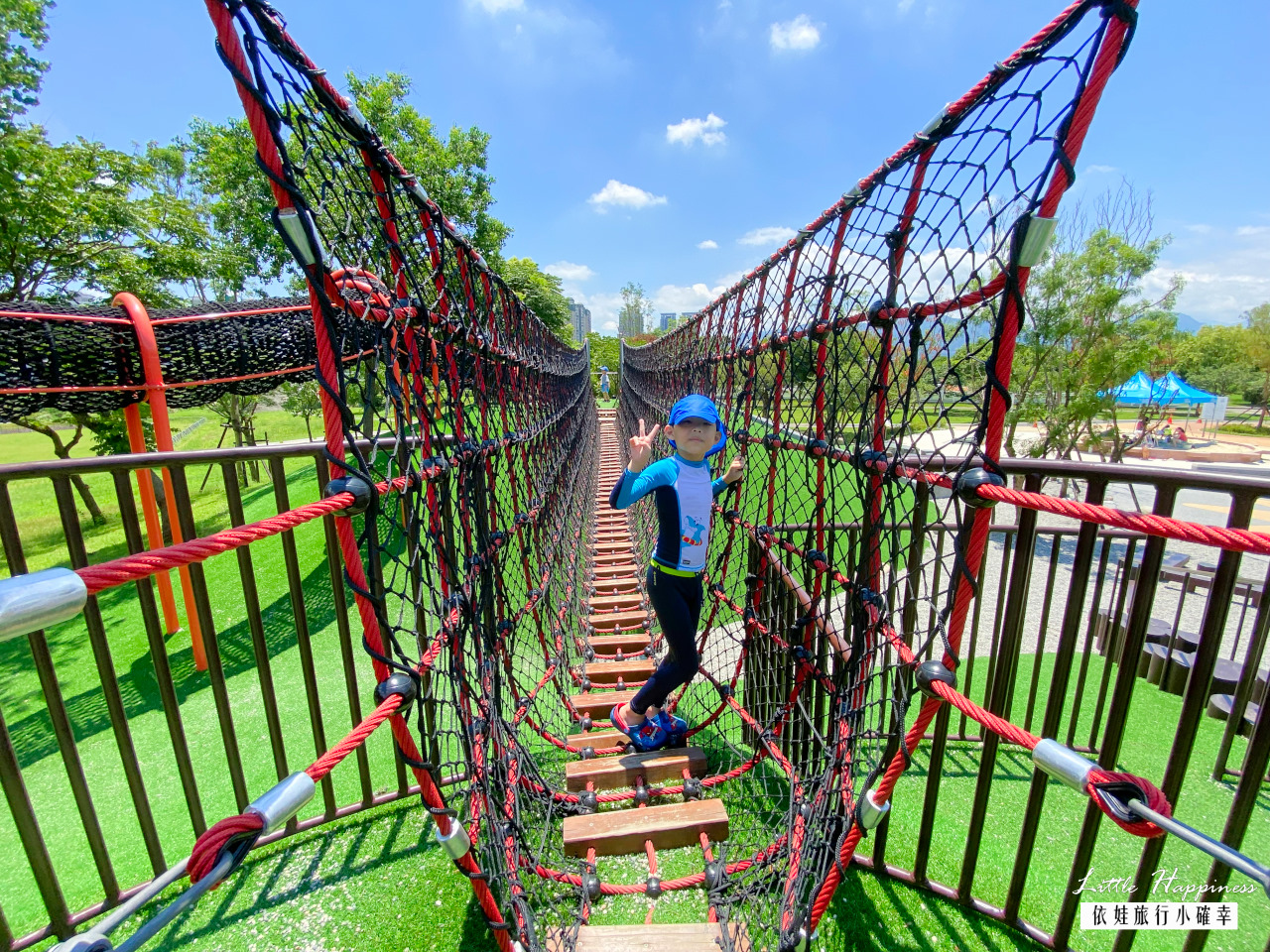 新店陽光運動公園，超好玩水陸空兒童遊戲區介紹，春天賞櫻，夏日免費玩水，還有天空吊橋、攀爬網與溜滑梯