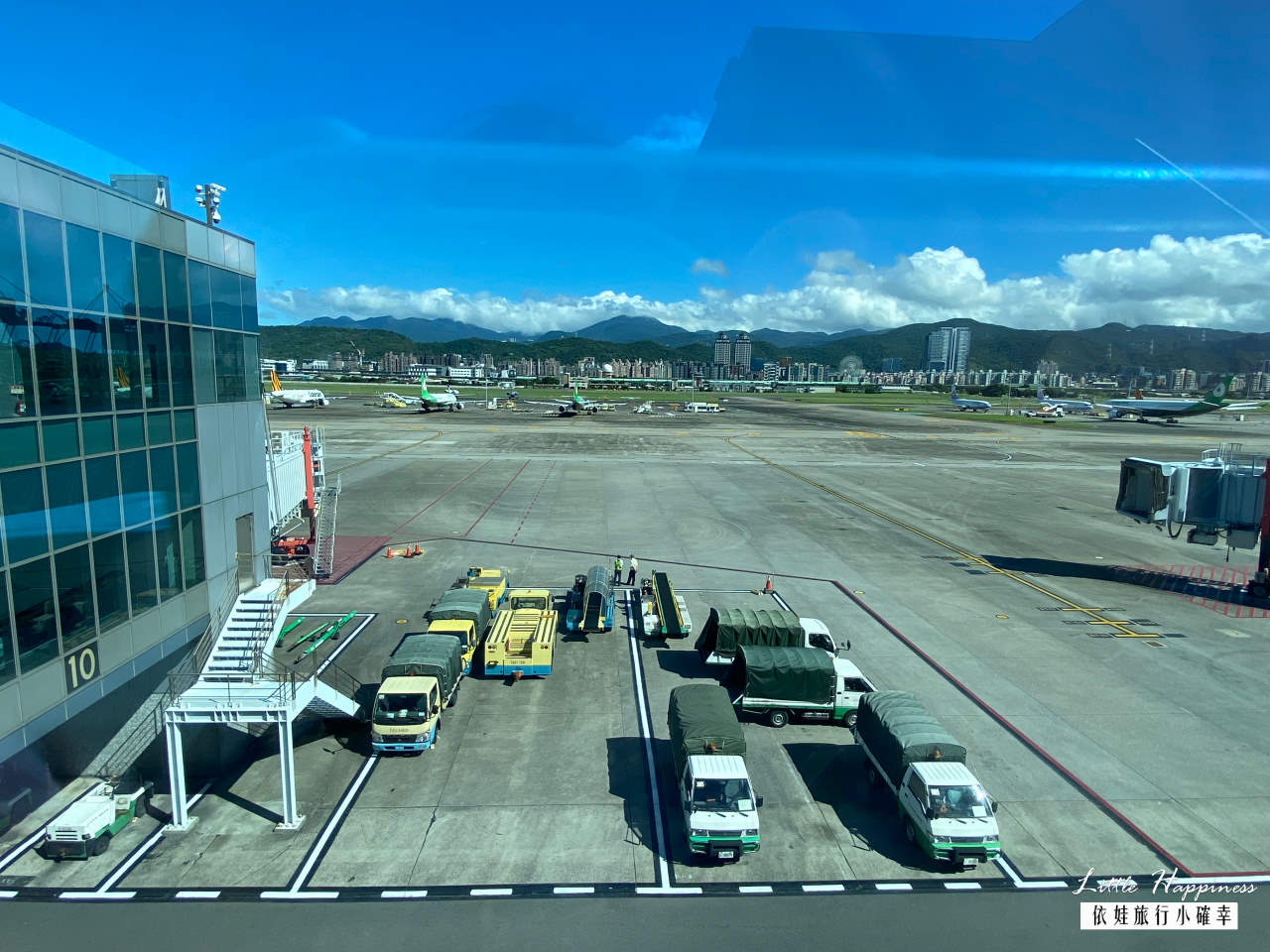 松山機場觀景台，台北免費親子景點免門票，搭捷運就能來看飛機起降，還有可愛3D彩繪牆（內附開放時間）