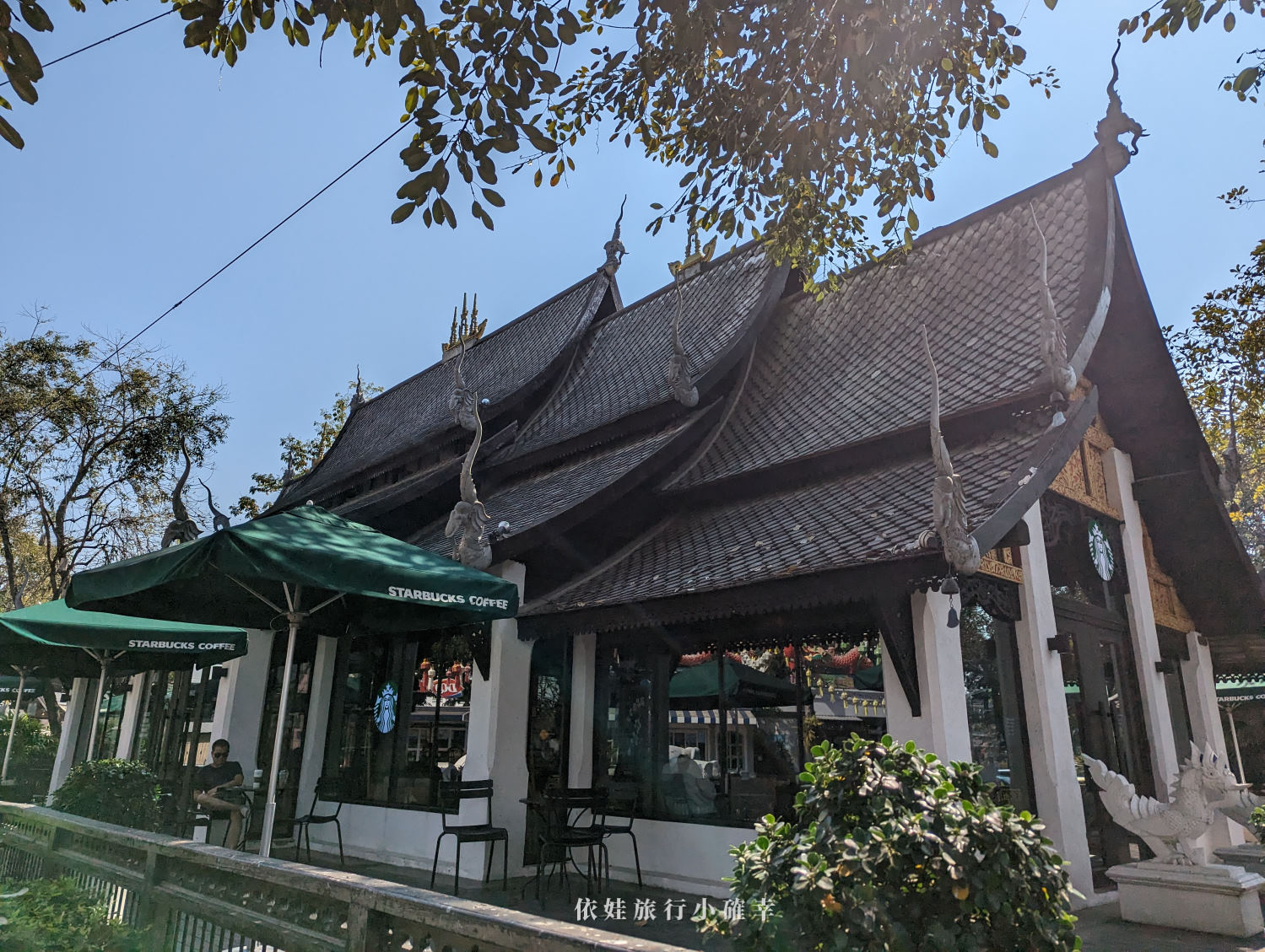 泰國清邁蘭納星巴克絕美！獨特蘭納王朝風格景點就在Kad Farang Village購物中心，難怪很多網美都來拍！