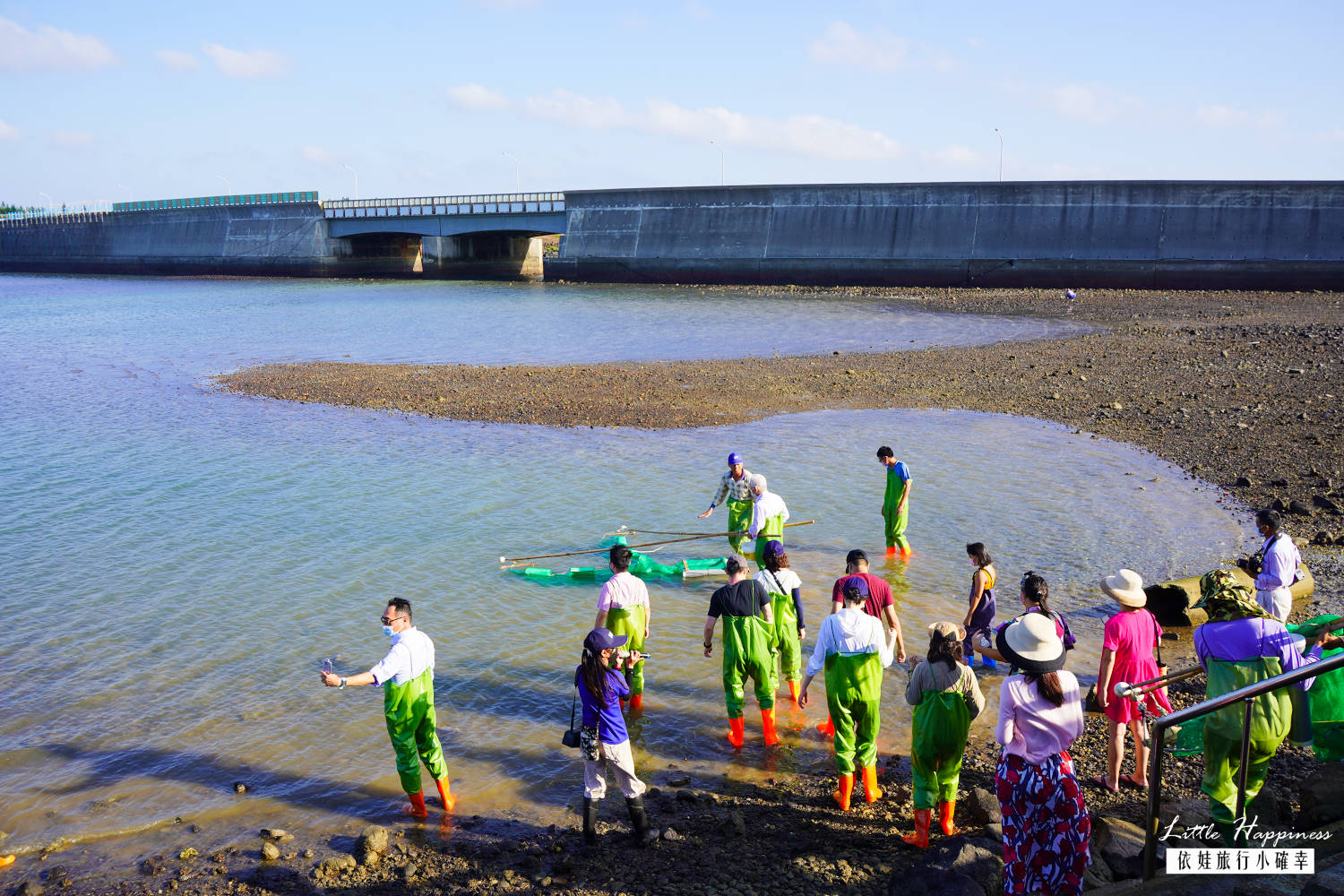 澎湖櫓魚栽體驗，在成功村潮間帶實作快消失的傳統漁法，單人就能操作三角網捕魚苗
