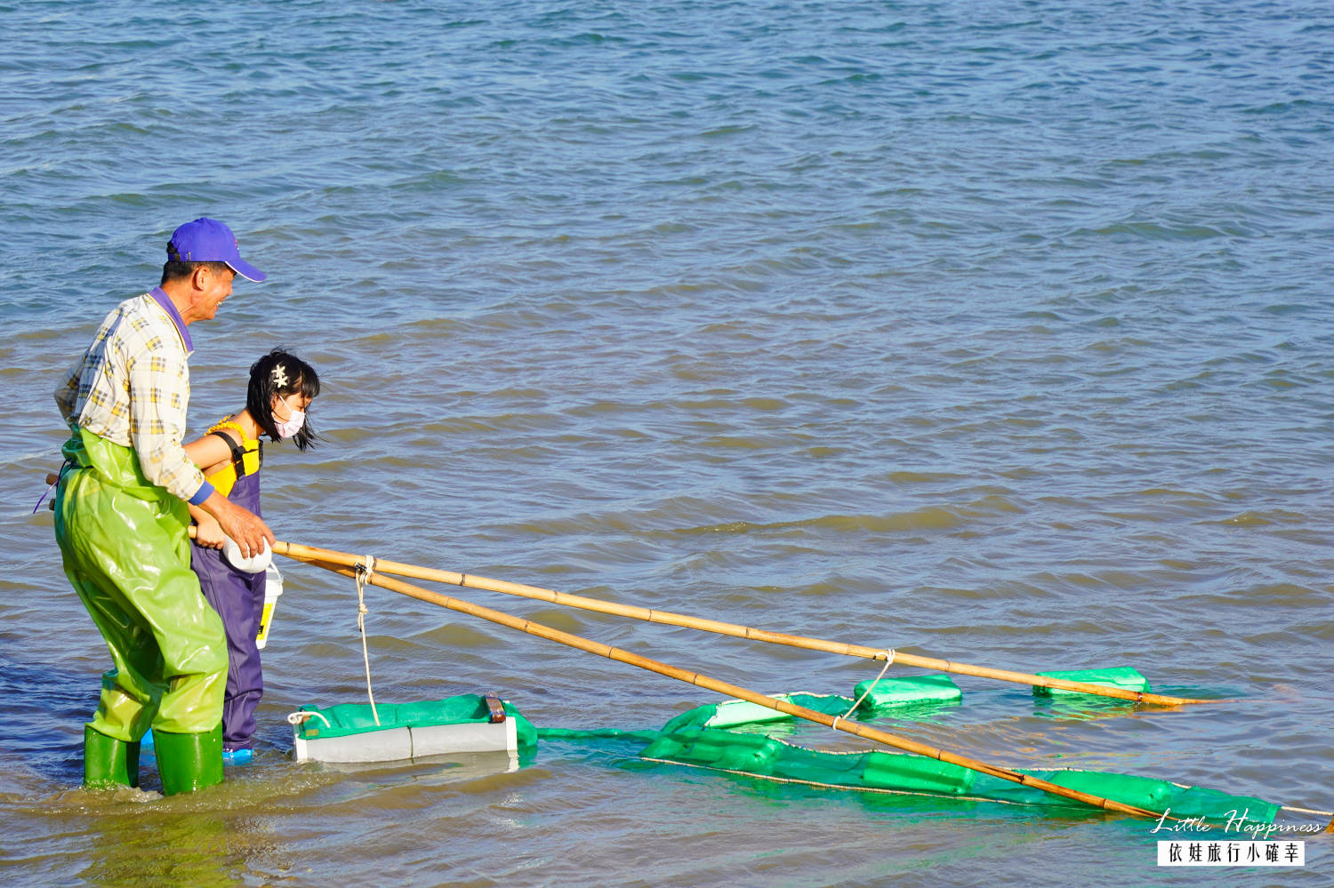 澎湖櫓魚栽體驗，在成功村潮間帶實作快消失的傳統漁法，單人就能操作三角網捕魚苗