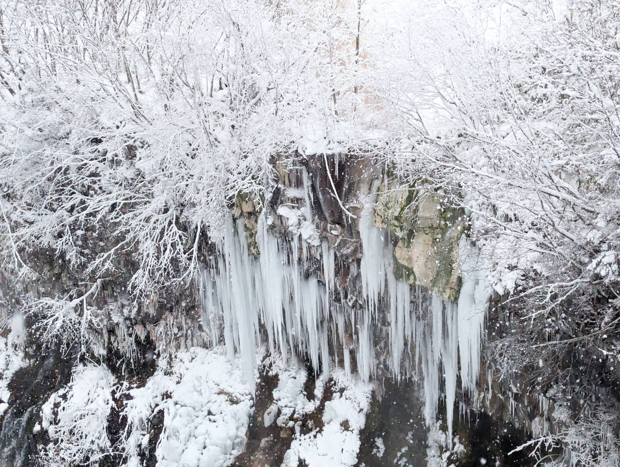 白鬚瀑布，北海道三大名瀑布之一，美瑛限定冬天景點欣賞冰柱霧淞，還可以泡白金溫泉