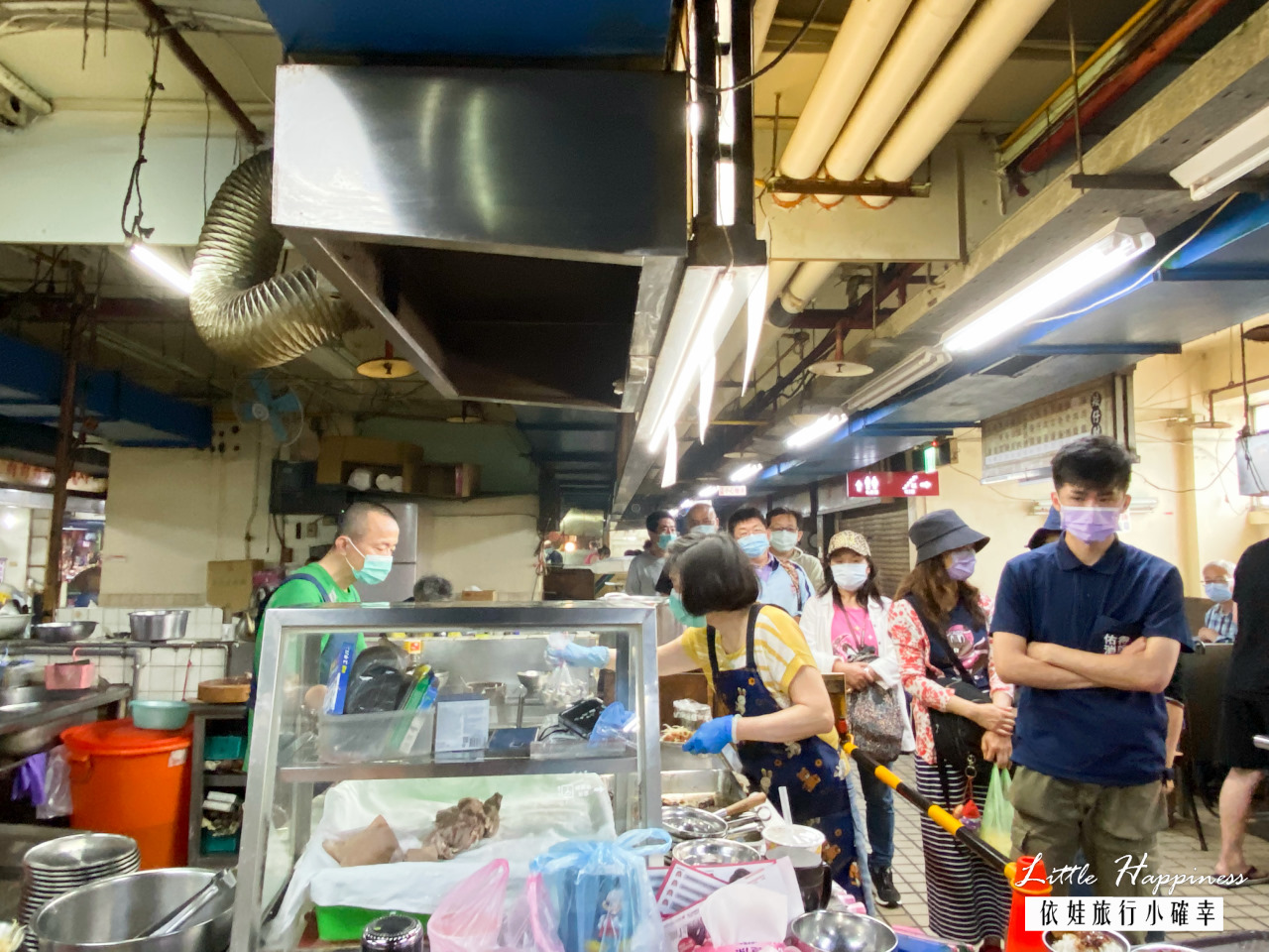 矮仔財滷肉飯，迷人黑金滷肉飯被CNN票選為台灣非吃不可的小吃，食尚玩家報導的北投市場二樓排隊名店