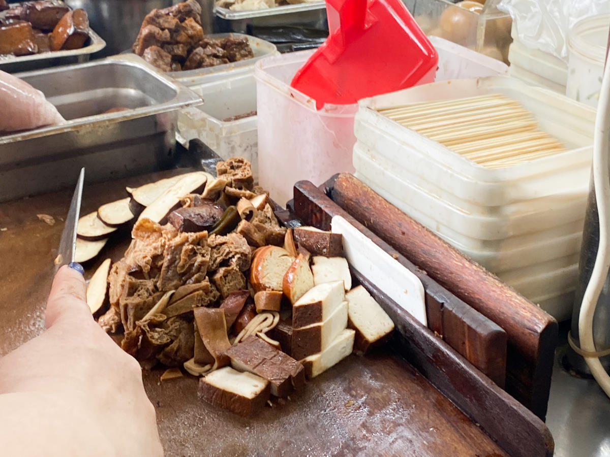 老阿伯現滷豆干，食尚玩家推薦大溪老街必買小吃，而且分量超大份！