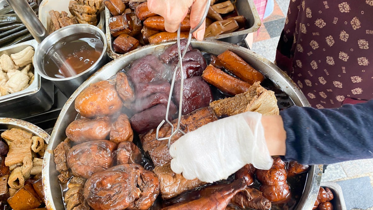 網站近期文章：老阿伯現滷豆干，食尚玩家推薦大溪老街必買小吃，而且分量超大份！