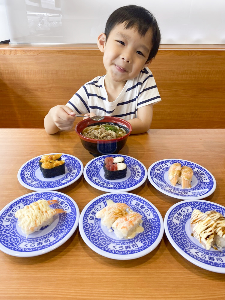 藏壽司評價與菜單 : 好吃又好玩! 一盤40元超值價，吃5盤可以抽一次扭蛋，超適合情侶與親子家庭客