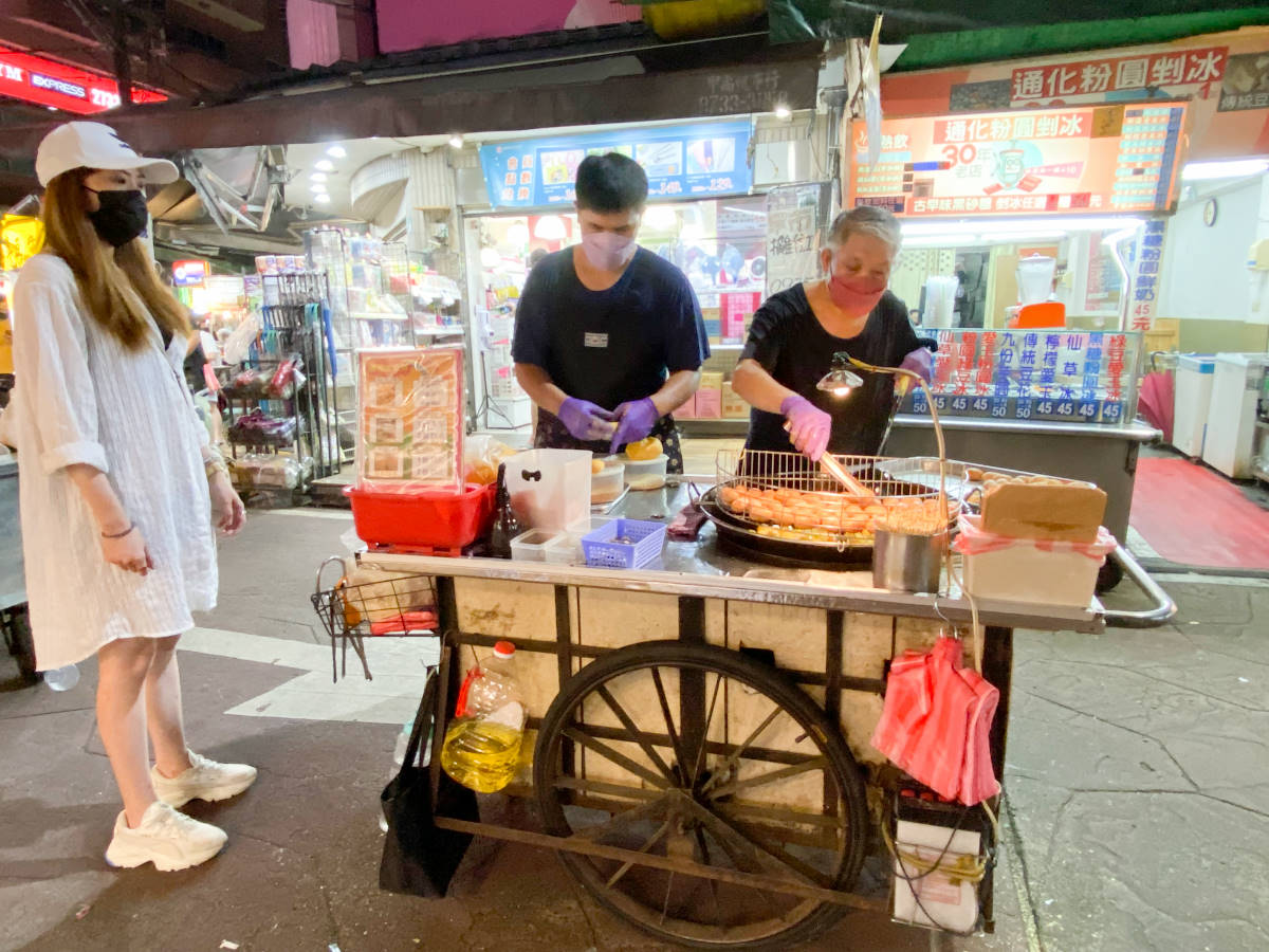 通化街臨江街夜市格登炸雞，米其林必比登推薦平民小吃，超推炸腿排跟雞翅
